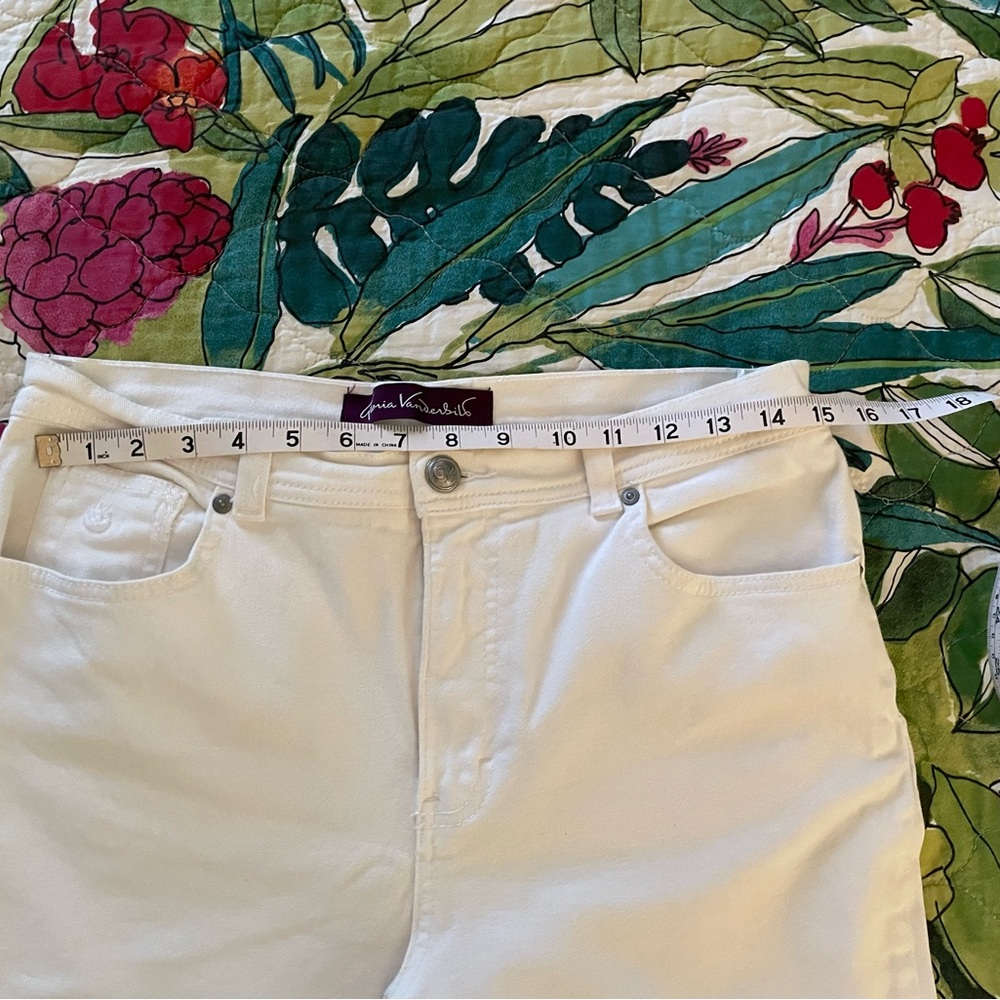 Women's White Jean Capri - Picture 3 of 5